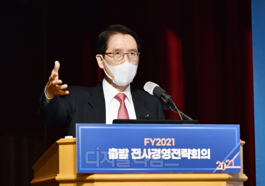 신창재 교보생명 회장이 8일 광화문 교보생명 본사에서 열린 '2021년 출발 전사경영전략회의'에서 올해 경영방침을 '디지털시대 성공 기반 구축'으로 정하고 양손잡이 경영을 본격화하겠다고 밝혔다.